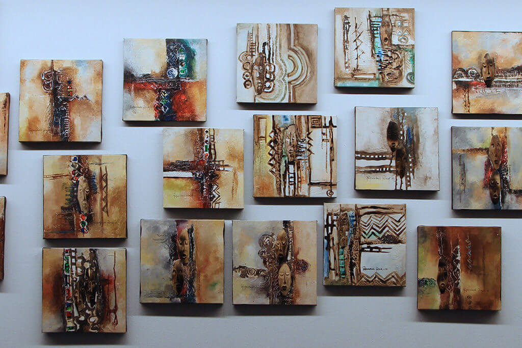 Patrick Ruganintwali, série "Communication", peinture et bois sculpté sur toile.