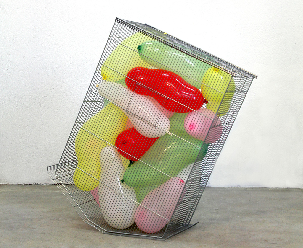 UCCELLACCI UCCELLINI, sculpture cage métallique, ballons multicolores, 60x30x110 cm