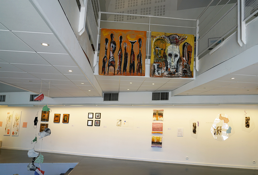 Vue de l'exposition, en haut : P-Marie Ciss